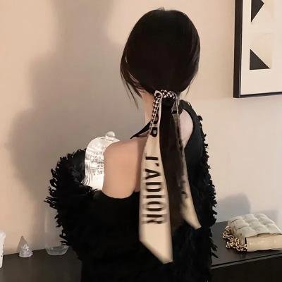 九顶假发的女孩
